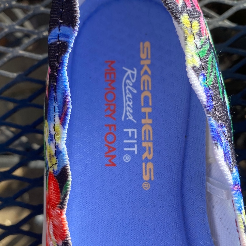 New Skechers Women's Floral Slip-On Flats - Black Multi Floral 7 - Picture 2 of 11